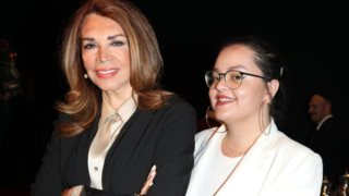 Μιμή Ντενίση &amp; Μαριτίνα Ντενίση | Ψήφισαν μαζί - Με ψηλόμεσο τζιν και crop top η κόρη της πρωταγωνίστριας