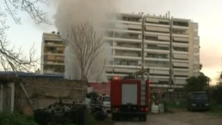 Φωτιά σε μάντρα στα Πατήσια: Εκρήξεις σε εγκαταλελειμμένα οχήματα