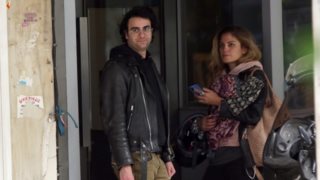 Ίαν Στρατής &amp; Μαίρη Συνατσάκη | Βόλτα στο κέντρο για το ζευγάρι