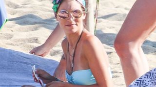 Αθηνά Οικονομάκου: Χαλαρές στιγμές σε παραλία της Μυκόνου: Φωτογραφίες