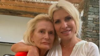 Η Ελένη Μενεγάκη φωτογραφίζεται με τη μαμά της για τη Γιορτή της Μητέρας