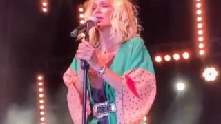 Άννα Βίσση: «Λύγισε» πάνω στη σκηνή της συναυλίας για όσους κάηκαν στο Μάτι