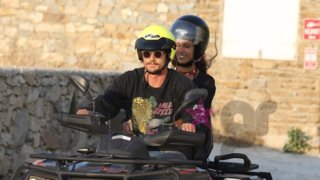 James Franco &amp; Isabel Pakzad: Hollywood goes to Mykonos | Στιγμές χαλάρωσης στο νησί των Ανέμων