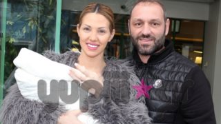 Σάσα Μπάστα: Η έξοδος από το μαιευτήριο: Με την κόρη της στο πλευρό του συζύγου της