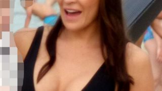 Υβόννη Μπόσνιακ: Με τον Αντώνη Ρέμο και την κόρη τους στην παραλία: Φωτογραφίες