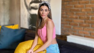 Σαν δυο σταγόνες | Η Ήβη Αδάμου έχει μία αδερφή και είναι ολόιδιες