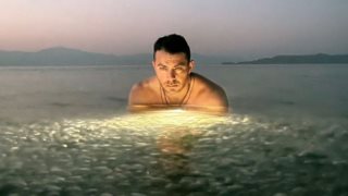 Ο Γιώργος Αγγελόπουλος κάνει το πιο hot challenge του TikTok και μαγνητίζει τα βλέμματα