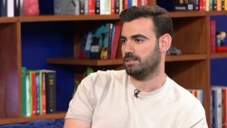 Νίκος Πολυδερόπουλος: &quot;Απομονώθηκα αρκετά. Ένιωθα μόνος μου σε όλο αυτό - Η μητέρα μου δεν ερχόταν στο σχολείο, ντρεπόταν. Δεν πέρναγε ούτε απ&#39; έξω&quot;