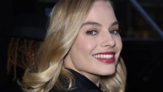 Margot Robbie: Δείχνει κι εκείνη το εσώρουχο της με τον πιο κομψό τρόπο