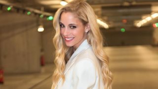 Τα μεταλλιζέ πέδιλα της Δούκισσας Νομικού που θα κάνουν update στο επίσημο look