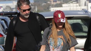 H Δέσποινα Βανδή &amp; ο Βασίλης Μπισμπίκης στις επίμαχες φωτογραφίες στο αεροδρόμιο μετά το ταξίδι στην Ιταλία