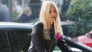 Φαίη Σκορδά: Ο έρωτας της πάει πολύ! Απαστράπτουσα στη βόλτα με τον γιο της