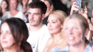 Η Ελένη Βουλγαράκη αγκαλιά με τον Φώτη Ιωαννίδη στη θάλασσα