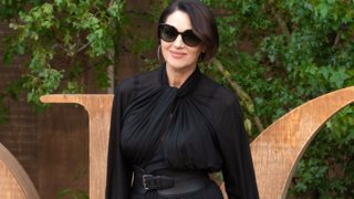 Το νέο κούρεμα της Monica Bellucci είναι η ιδανική κουπ για κάθε γυναίκα 50+