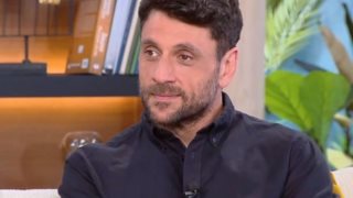 Γιώργος Χρυσοστόμου: Κρεμάστηκα από το παράθυρο και είπα &quot;Αν δεν πεις σ’ αγαπώ, θα αφήσω το χέρι μου&quot;