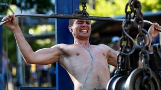 Ο φαντάρος που έσπασε το παγκόσμιο ρεκόρ έλξεων σε μονόζυγο: 50 chin ups σε 60 δευτερόλεπτα!