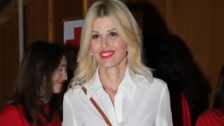 Πώς θα φορέσεις ένα λευκό πουκάμισο σε βραδινή έξοδο; Η Έλενα Ράπτη προτείνει