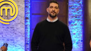 Ο Πάνος Ιωαννίδης ποζάρει με τον "κοιμισμένο" Σωτήρη Κοντιζά &amp; αναφέρεται στο νεογέννητο γιο του