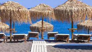 Θάλασσα, άμμος, ξαπλώστρες επί κορονοϊού: Πως θα βγούμε χωρίς κίνδυνο στην παραλία
