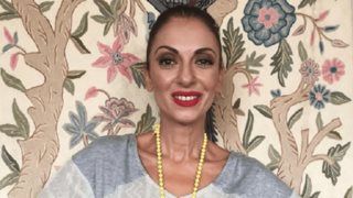 Ματθίλδη Μαγγίρα 
: Ποζάρει με την κούκλα 17χρονη κόρη της, Λήδα Φόστερ