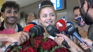 Οι απίθανες ατάκες της Στεφανίας Λυμπερακάκη στο αεροδρόμιο: &quot;Σκέφτομαι να αγοράσω σπίτι στο Κολωνάκι. Μένει εκεί ο Κωνσταντίνος Αργυρός&quot;