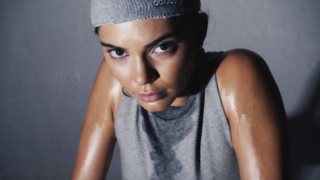 Kendall Jenner, Emily Ratajkowski: Σέξι και sporty στο ημερολόγιο του «Love magazine»