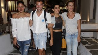 Mykonos Report: Τι φορούν οι διάσημες στα σοκάκια του νησιού;
