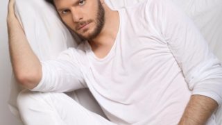 Λούκας Γιώρκας: «Περπάτησα μεθυσμένος, είχα κρίσεις πανικού, πήρα αντικαταθλιπτικά και έσκιζα αφίσες μου στους δρόμους»