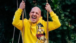 Νίκος Μουτσινάς | Δείτε την εντυπωσιακή τούρτα που του ετοίμασαν οι συνεργάτες του