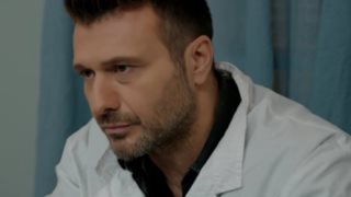 Γιάννης Πλούταρχος: Η ανατρεπτική εμφάνιση: Για ποιον λόγο μεταμορφώθηκε σε ψυχίατρο;