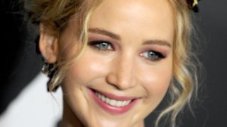 Jennifer Lawrence: Γιατί αυτή πιστεύουμε ότι είναι η καλύτερη beauty εμφάνισή της

