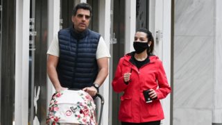 Η Νικολέττα Ράλλη και ο Μιχάλης Ανδρούτσος βόλτα με την κόρη τους!