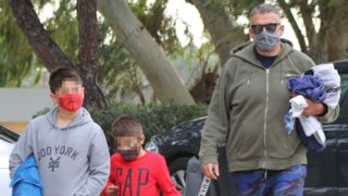 Ο Γιώργος Λιάγκας με τους γιους του στη Βουλιαγμένη