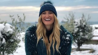 Ιωάννα Τούνη: Hotter Than Ever: Φόρεσε το μπικίνι της και έπαιξε με τα χιόνια! (Video)