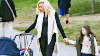 Κατερίνα Καραβάτου: Βόλτα με τα παιδιά της στην παιδική χαρά