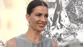 Η Τζίνα Αλιμόνου φωτογραφίζεται με λευκό ολόσωμο μαγιό πάνω σε σκάφος στην Πάρο