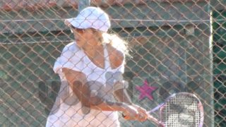 Κωνσταντίνα Σπυροπούλου: Ο φωτογραφικός φακός την εντόπισε κατά τη διάρκεια της προπόνησής της | Δείτε τη να παίζει τέννις στο Καβούρι