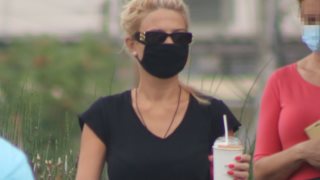 Stylish εντός και εκτός πλατό! Η εντυπωσιακή Φαίη Σκορδά στη Γλυφάδα