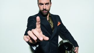 Ο Σάκης Τανιμανίδης Στο Esquire Μαρτίου: Προσγειώνεται από το Survivor και αποκαλύπτει τους κανόνες του παιχνιδιού της επιβίωσης