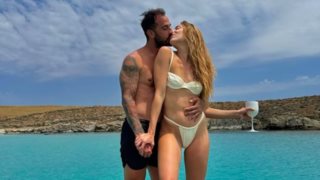 Ο  Άρης Σοϊλέδης εύχεται στη σύντροφό του, Μαριλίνα Κυπαρίσση