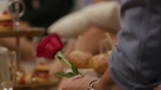 The Bachelor | Σε ποια παίκτρια έδωσε ξαφνικά τραντάφυλλο ο Παναγιώτης;