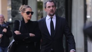 Η ανοιξιάτικη εμφάνιση της Τατιάνας Μπλάτνικ με sneakers στο κέντρο της Αθήνας