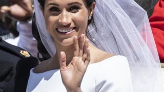 Meghan Markle: Αποκάλυψη! Η Βασίλισσα είχε δεί το νυφικό λίγες ημέρες πριν το γάμο
