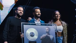 Ο Ηλίας Βρεττός και η λαμπερή απονομή των χρυσών και πλατινένιων επιτυχιών του