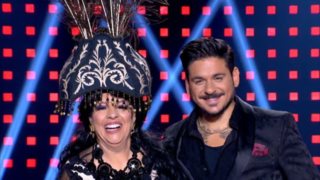 J2US | Η εκκεντρική Μάρα Μεϊμαρίδη ερμήνευσε Cher φορώντας... πολυέλαιο!