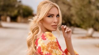 Το καλοκαιρινό φόρεμα που θα φορέσουμε όσο κανένα άλλο το βρήκαμε στην γκαρνταρόμπα της Κατερίνας Καινούργιου