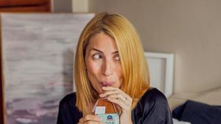 Μαρία Ηλιάκη | Η βόλτα της εγκυμονούσας στη Ζυρίχη με μίνι φόρεμα