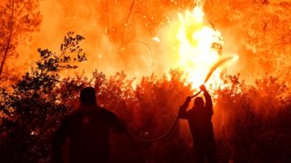 Πύρινη κόλαση στον Σχίνο Κορινθίας: Κάηκαν σπίτια - Εκκενώθηκαν οικισμοί και μοναστήρια