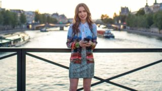 Emily in Greece | Οι φωτογραφίες της Lily Collins στον πύργο των Φιλιατρών και η πόζα με το σουβλάκι