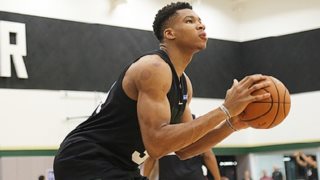 Γιάννης Αντετοκούνμπο | Ανέβασε τις πιο τρυφερές παιδικές φωτογραφίες για να ευχηθεί στον αδερφό του